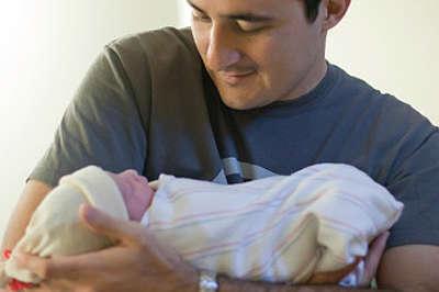 8 Ways in Which Dads Can Support Breastfeeding Moms &amp; Babies